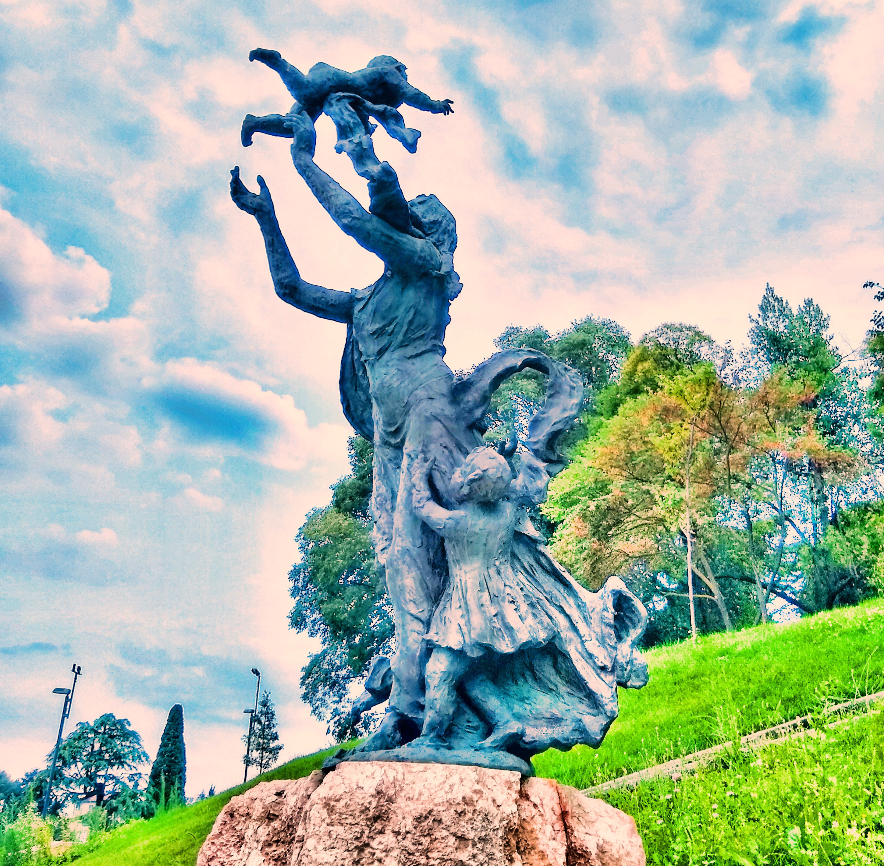Statua dedicata alla mamma sita sulla collina del piazzale di Monte Berico a Vicenza